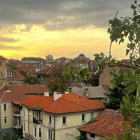 Central 1-Bedroom Apartment With Balcony & View *