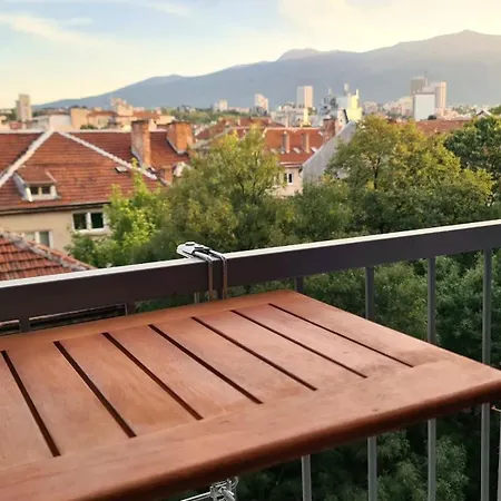 Central 1-Bedroom Apartment With Balcony & View 索菲亞